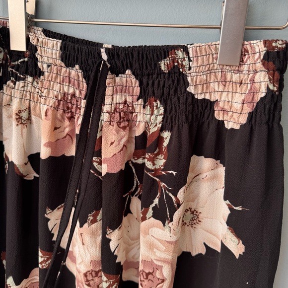 SHEIN Bundle of 2  Wide Pull On Pants. Red and Black Floral. EUC. Large - Picture 11 of 16